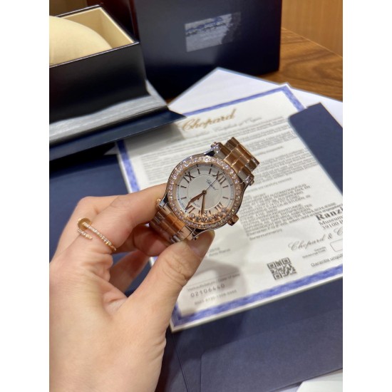 《YF出品》萧邦Happy Diamonds系列在女士腕表当中非常具有标志性,这款腕表拥有36和30毫米的腕表直径,对于大部分女士来说这个尺寸刚刚好。极具标志性的表壳设计搭配银色表盘,盘面上转动的钻石是萧邦Happy Diamonds最大的亮点设计所在。腕表搭载了自动上链机芯,能够为腕表提供42个小时的动力储存。。。YF臻品(2021新鲜上市):萧邦HAPPY DIAMONDS系列274893-5003腕表(精钢-玫瑰金-白色贝壳表盘,7颗彩色活动钻石,2892-2全自动机械,36毫米) 《YF出品》萧邦Happy Diamonds系列在女士腕表当中非常具有标志性,这款腕表拥有36和30毫米的腕表直径,对于大部分女士来说这个尺寸刚刚好。极具标志性的表壳设计搭配银色表盘,盘面上转动的钻石是萧邦Happy Diamonds最大的亮点设计所在。腕表搭载了自动上链机芯,能够为腕表提供42个小时的动力储存。。。YF臻品(2021新鲜上市):萧邦HAPPY DIAMONDS系列274893-5003腕表(精钢-玫瑰金-白色贝壳表盘,7颗彩色活动钻石,2892-2全自动机械,36毫米)