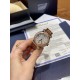 《YF出品》萧邦Happy Diamonds系列在女士腕表当中非常具有标志性,这款腕表拥有36和30毫米的腕表直径,对于大部分女士来说这个尺寸刚刚好。极具标志性的表壳设计搭配银色表盘,盘面上转动的钻石是萧邦Happy Diamonds最大的亮点设计所在。腕表搭载了自动上链机芯,能够为腕表提供42个小时的动力储存。。。YF臻品(2021新鲜上市):萧邦HAPPY DIAMONDS系列274893-5003腕表(精钢-玫瑰金-白色贝壳表盘,7颗彩色活动钻石,2892-2全自动机械,36毫米) 《YF出品》萧邦Happy Diamonds系列在女士腕表当中非常具有标志性,这款腕表拥有36和30毫米的腕表直径,对于大部分女士来说这个尺寸刚刚好。极具标志性的表壳设计搭配银色表盘,盘面上转动的钻石是萧邦Happy Diamonds最大的亮点设计所在。腕表搭载了自动上链机芯,能够为腕表提供42个小时的动力储存。。。YF臻品(2021新鲜上市):萧邦HAPPY DIAMONDS系列274893-5003腕表(精钢-玫瑰金-白色贝壳表盘,7颗彩色活动钻石,2892-2全自动机械,36毫米)