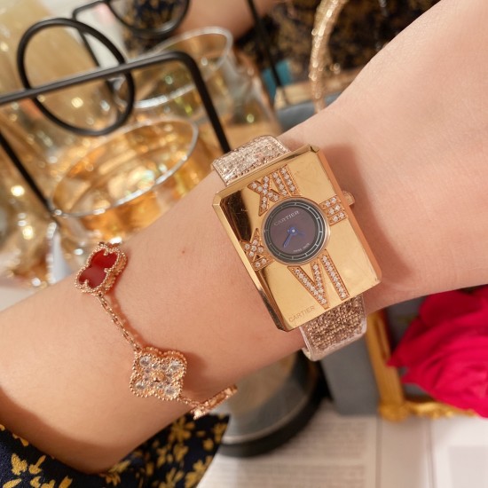 卡【CARTIER】新款腕表，精钢壳套⚡️表面精细抛光，宛如镜面，侧面拉丝细腻，经典罗马镶钻刻度[太阳]天然贝壳做字面，搭载进口石英机芯，耐刮蓝宝石玻璃，最新最压花表带尺寸：33*26mm