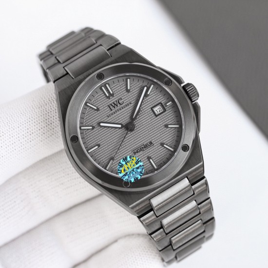IWC 万国 全新工程师系列!全自动腕表40重塑了上世纪70年代杰罗.尊达风格!表盘经典网格设计和多边形螺丝表壳巨显独特,表带中间链节分别是(全沙带和中亮光)两种,同原装接件加强了腕表更适人体贴合度,蝴蝶式折叠表扣使佩戴感更加舒适。采用2824机芯改同32111机内配防磁盖2824机芯更加稳定!!尺寸40mm厚度10.7mm,冰蓝夜光 ,同时兼具典雅气质与动感活力,外观低调内敛,性能丰富多样。 IWC 万国 全新工程师系列!全自动腕表40重塑了上世纪70年代杰罗.尊达风格!表盘经典网格设计和多边形螺丝表壳巨显独特,表带中间链节分别是(全沙带和中亮光)两种,同原装接件加强了腕表更适人体贴合度,蝴蝶式折叠表扣使佩戴感更加舒适。采用2824机芯改同32111机内配防磁盖2824机芯更加稳定!!尺寸40mm厚度10.7mm,冰蓝夜光 ,同时兼具典雅气质与动感活力,外观低调内敛,性能丰富多样。