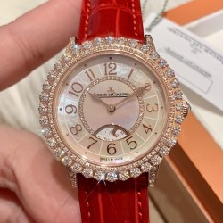 实拍 积家-Jaeger-LeCoultre DAZZLING RENDEZ- VOUS MOON约会系列月相珠宝腕表月之女神，是浪漫与柔美的象征，她掌管着大自然中的潮起潮落和季节更替,是艺术家与诗人们的灵感源泉，在温润莹亮的白色珍珠母贝映衬下,晶莹璀璨的钻石散发出夜空般的静谧之美，表圈镶嵌108颗钻石,组成两个环绕表壳的同心圆。由36颗以爪镶工艺镶嵌的钻石组成的外圈,为光芒闪耀的表圈营造出轻盈美妙的质感，尺寸36mm的精钢表壳搭配进口瑞士石英，采用蓝宝石水晶玻璃。