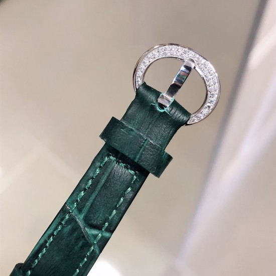 实拍 萧邦HAPPY DIAMONDS系列快乐钻腕表！珍珠贝母雕花纹饰 蓝宝石玻璃镜面 我们就是自己的神话 原厂瑞士石英机芯 镜面内7颗快乐钻自由转动 活动钻石围绕表盘回旋起舞 制作精巧的表壳玩味透明概念 chopard家标志性的Happy钻石在两片蓝宝石水晶玻璃 形成的空间内自由滑动 充分展现自由和欢快的感觉 表壳顶端与底端各缀有一圈钻石 树叶形指针 较小的同心圆为珍珠母贝质地 呈圆满的球型 两个同心圆环上皆全手工镶有钻石 七颗灵动钻石如悬空漂浮一般 细节见真知。