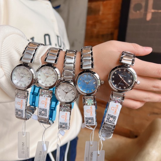 欧米茄 OMEGA LADYMATIC 【妮可基德曼女神的拥护者】备受瞩目的鸟巢系列新品腕表。316L精钢材质,采用精巧绝伦贝壳表盘面,搭配蓝宝石水晶镜面凸显效果美轮美奂,精细手工彰显不俗的质感,搭载进口石英机芯,进口小牛皮搭配原装表扣和全钢表带可供选择。女神必备珍品,你值得拥有!!尺寸34mm*10mm。 欧米茄 OMEGA LADYMATIC 【妮可基德曼女神的拥护者】备受瞩目的鸟巢系列新品腕表。316L精钢材质,采用精巧绝伦贝壳表盘面,搭配蓝宝石水晶镜面凸显效果美轮美奂,精细手工彰显不俗的质感,搭载进口石英机芯,进口小牛皮搭配原装表扣和全钢表带可供选择。女神必备珍品,你值得拥有!!尺寸34mm*10mm。