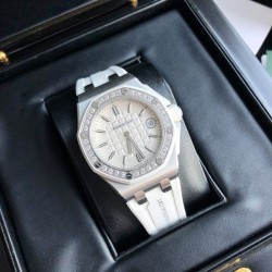 （真正高端稀有品）爱彼A皇家橡树离岸系列37mm石英女表，瑞士进口石英机芯 此款爱彼是女款，不仅拥有男表的硬朗霸气风格，还增加了几分柔美、使得女装腕表更加时尚个性也是当下最热门的爱彼女式腕表之一！表壳904精钢镶钻32颗2.05mm大小明亮式vvs级别切割美钻（约1.02克拉）带来非凡触感与视觉享受，据爱彼柜台sale介绍他们的钻石只用D色镶嵌，呈现璀璨光泽，这才是珠宝手表才有的态度  表带采用白色液态硅胶经欧盟认证环保材质制成脏了可用清水冲洗干净或湿纸巾擦净即可，❤️非常难得的款式希望你们不要错过