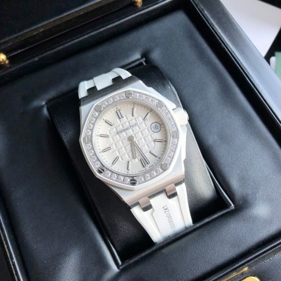 (真正高端稀有品)爱彼A皇家橡树离岸系列37mm石英女表,瑞士进口石英机芯 此款爱彼是女款,不仅拥有男表的硬朗霸气风格,还增加了几分柔美、使得女装腕表更加时尚个性也是当下最热门的爱彼女式腕表之一!表壳904精钢镶钻32颗2.05mm大小明亮式vvs级别切割美钻(约1.02克拉)带来非凡触感与视觉享受,据爱彼柜台sale介绍他们的钻石只用D色镶嵌,呈现璀璨光泽,这才是珠宝手表才有的态度 表带采用白色液态硅胶经欧盟认证环保材质制成脏了可用清水冲洗干净或湿纸巾擦净即可,❤️非常难得的款式希望你们不要错过 (真正高端稀有品)爱彼A皇家橡树离岸系列37mm石英女表,瑞士进口石英机芯 此款爱彼是女款,不仅拥有男表的硬朗霸气风格,还增加了几分柔美、使得女装腕表更加时尚个性也是当下最热门的爱彼女式腕表之一!表壳904精钢镶钻32颗2.05mm大小明亮式vvs级别切割美钻(约1.02克拉)带来非凡触感与视觉享受,据爱彼柜台sale介绍他们的钻石只用D色镶嵌,呈现璀璨光泽,这才是珠宝手表才有的态度 表带采用白色液态硅胶经欧盟认证环保材质制成脏了可用清水冲洗干净或湿纸巾擦净即可,❤️非常难得的款式希望你们不要错过