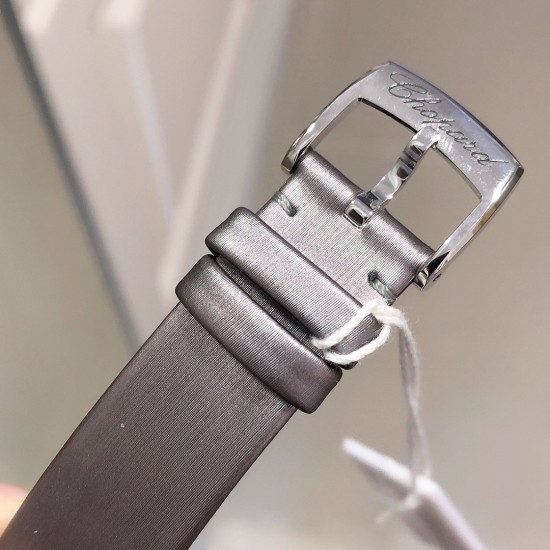 实拍 《YF》正品开模 新品推出 萧邦快乐钻278559-3003 采用手工丝绸带无法掩饰的奢华感 YF一直追求与原装一致 不胡乱修改任何原装没有的款式。 实拍 《YF》正品开模 新品推出 萧邦快乐钻278559-3003 采用手工丝绸带无法掩饰的奢华感 YF一直追求与原装一致 不胡乱修改任何原装没有的款式。