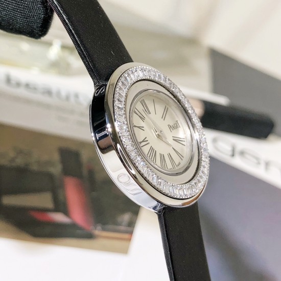 新方钻 伯爵-PIAGET,POSESSION时来运转系列,女士皮带腕表,镶饰方钻石,旋转圈口。这款高级女士腕表以Posession系列的标志性旋转圆环为灵感,搭配璀璨钻石彰显标志性风格,进口瑞士机芯,蓝宝石水晶玻璃,采用原装针式表扣佩戴方便!尺寸:29mm实物拍摄品质如一! 新方钻 伯爵-PIAGET,POSESSION时来运转系列,女士皮带腕表,镶饰方钻石,旋转圈口。这款高级女士腕表以Posession系列的标志性旋转圆环为灵感,搭配璀璨钻石彰显标志性风格,进口瑞士机芯,蓝宝石水晶玻璃,采用原装针式表扣佩戴方便!尺寸:29mm实物拍摄品质如一!