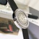 新方钻 伯爵-PIAGET,POSESSION时来运转系列,女士皮带腕表,镶饰方钻石,旋转圈口。这款高级女士腕表以Posession系列的标志性旋转圆环为灵感,搭配璀璨钻石彰显标志性风格,进口瑞士机芯,蓝宝石水晶玻璃,采用原装针式表扣佩戴方便!尺寸:29mm实物拍摄品质如一! 新方钻 伯爵-PIAGET,POSESSION时来运转系列,女士皮带腕表,镶饰方钻石,旋转圈口。这款高级女士腕表以Posession系列的标志性旋转圆环为灵感,搭配璀璨钻石彰显标志性风格,进口瑞士机芯,蓝宝石水晶玻璃,采用原装针式表扣佩戴方便!尺寸:29mm实物拍摄品质如一!