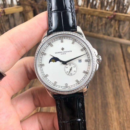 【 VACHERON CONSTANTIN 】江诗丹顿 贵族的艺术品!搭配进口机芯(0返修)台湾厂进口316精钢塑造!字面采用3D油压鱼鳞纹技术,立体感十足,搭配意大利进口小牛皮!耗时6个月打造壳身 堪称完美无缺,尺寸41mm。耐磨防刮蓝宝石双卜玻璃!超强防水50米!江诗丹顿历经风雨一直以来都是销量冠军,独特而奢华的设计风格广受好评,是成功魅力人士的首选,怒荐! 【 VACHERON CONSTANTIN 】江诗丹顿 贵族的艺术品!搭配进口机芯(0返修)台湾厂进口316精钢塑造!字面采用3D油压鱼鳞纹技术,立体感十足,搭配意大利进口小牛皮!耗时6个月打造壳身 堪称完美无缺,尺寸41mm。耐磨防刮蓝宝石双卜玻璃!超强防水50米!江诗丹顿历经风雨一直以来都是销量冠军,独特而奢华的设计风格广受好评,是成功魅力人士的首选,怒荐!