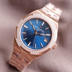 实拍【Vacheron Constantin江诗丹顿】纵横四海系列OVERSEAS女款小号型钢带款——一款极具魅力和旅行精神的女性腕表【表壳】直径36mm适合大部分女性佩戴，84颗圆形切割施华洛水更是钻璀璨夺目 【表盘】简约的大三针设计  旭日纹缎面拉丝的工艺处理 深邃优雅 时标均带白色夜光涂层 【机芯】CITIZEN8系列改Cal.5300机芯（机芯稳定零返修 ） 原装18k纳米镀金质摆陀