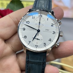 万国 IWC 超级葡计正品终结者，最强升级【表壳升级】重新调整磨具，升级圈口，中壳和底盖的细节。以及提升后期打磨处理工艺，使壳套整体配合的更加默契天衣无缝，没有死角。【表盘升级】提升字面刻度使之变得更加圆润，修正表盘中上下两个子盘的纹路。彻底提升了光泽度，使之变得更白和自然，保持和原装一样的效果。【表扣升级】提升表扣内里细节的打磨和拉丝。