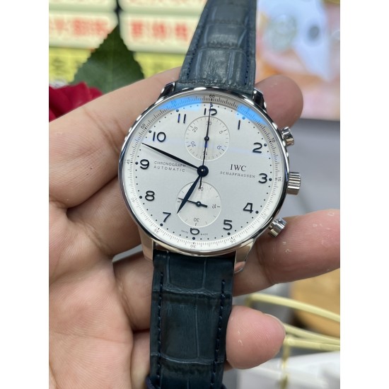 万国 IWC 超级葡计正品终结者,最强升级【表壳升级】重新调整磨具,升级圈口,中壳和底盖的细节。以及提升后期打磨处理工艺,使壳套整体配合的更加默契天衣无缝,没有死角。【表盘升级】提升字面刻度使之变得更加圆润,修正表盘中上下两个子盘的纹路。彻底提升了光泽度,使之变得更白和自然,保持和原装一样的效果。【表扣升级】提升表扣内里细节的打磨和拉丝。 万国 IWC 超级葡计正品终结者,最强升级【表壳升级】重新调整磨具,升级圈口,中壳和底盖的细节。以及提升后期打磨处理工艺,使壳套整体配合的更加默契天衣无缝,没有死角。【表盘升级】提升字面刻度使之变得更加圆润,修正表盘中上下两个子盘的纹路。彻底提升了光泽度,使之变得更白和自然,保持和原装一样的效果。【表扣升级】提升表扣内里细节的打磨和拉丝。