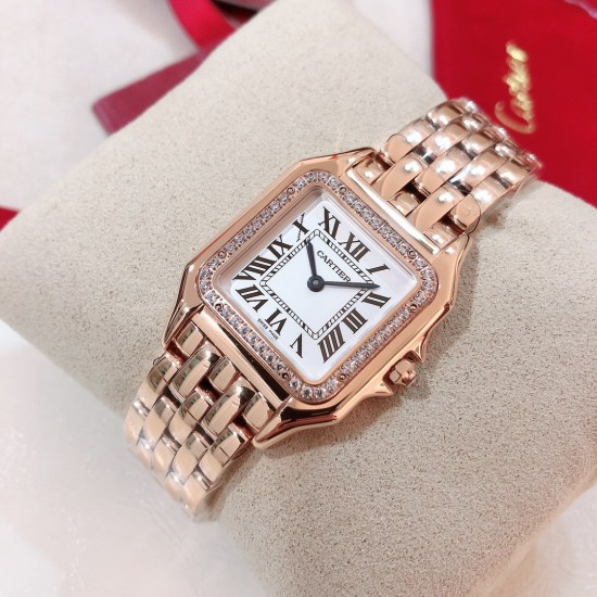 实拍 GF最强女表系列——卡地亚猎豹Panthre de Cartier。华丽而不羁,是Panthre de Cartier猎豹所传达的美学风格。它线条流畅,魅惑动人,柔软服帖于腕间,宛若在肌肤上翩翩起舞。独特的造型彰显成熟优雅、自信动人的女性形象。GF工厂以精湛技艺,原装开模,打造出与正品无异的精美流线表耳,与表壳一体成型。搭载瑞士朗达石英机芯,316L精钢壳套,尺寸:27 x 37毫米,厚度:6毫米,镀银表盘,剑形蓝钢指针,100%三度防水。搭配专柜旅行包装物料。 实拍 GF最强女表系列——卡地亚猎豹Panthre de Cartier。华丽而不羁,是Panthre de Cartier猎豹所传达的美学风格。它线条流畅,魅惑动人,柔软服帖于腕间,宛若在肌肤上翩翩起舞。独特的造型彰显成熟优雅、自信动人的女性形象。GF工厂以精湛技艺,原装开模,打造出与正品无异的精美流线表耳,与表壳一体成型。搭载瑞士朗达石英机芯,316L精钢壳套,尺寸:27 x 37毫米,厚度:6毫米,镀银表盘,剑形蓝钢指针,100%三度防水。搭配专柜旅行包装物料。