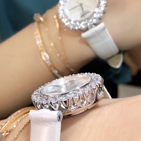 实拍 萧邦新款不断 重点推荐 重磅来袭 LHEUR DU DIAMANT珠宝镶系列,全套精钢镂空打造,光滑精致无暇,采用最新手法三爪镶石工艺,与原装正品一致,尺寸及细节完美至无可挑剔,整表美轮美奂由你任意搭配出行或各种宴会派对,该款专用进口机械机芯,整机保持原状态无改动,稳定性众所周知!表扣饱满不显臃肿,七颗钻石及整个表扣呈现的弧度与镂空的鸟巢壳身完美绝配,搭配之对应效果令你无可挑剔,表带制作精良,狠下本钱采用进口高光牛皮 一点也不逊于市场的一般鳄鱼皮。 实拍 萧邦新款不断 重点推荐 重磅来袭 LHEUR DU DIAMANT珠宝镶系列,全套精钢镂空打造,光滑精致无暇,采用最新手法三爪镶石工艺,与原装正品一致,尺寸及细节完美至无可挑剔,整表美轮美奂由你任意搭配出行或各种宴会派对,该款专用进口机械机芯,整机保持原状态无改动,稳定性众所周知!表扣饱满不显臃肿,七颗钻石及整个表扣呈现的弧度与镂空的鸟巢壳身完美绝配,搭配之对应效果令你无可挑剔,表带制作精良,狠下本钱采用进口高光牛皮 一点也不逊于市场的一般鳄鱼皮。