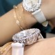实拍 萧邦新款不断 重点推荐 重磅来袭 LHEUR DU DIAMANT珠宝镶系列,全套精钢镂空打造,光滑精致无暇,采用最新手法三爪镶石工艺,与原装正品一致,尺寸及细节完美至无可挑剔,整表美轮美奂由你任意搭配出行或各种宴会派对,该款专用进口机械机芯,整机保持原状态无改动,稳定性众所周知!表扣饱满不显臃肿,七颗钻石及整个表扣呈现的弧度与镂空的鸟巢壳身完美绝配,搭配之对应效果令你无可挑剔,表带制作精良,狠下本钱采用进口高光牛皮 一点也不逊于市场的一般鳄鱼皮。 实拍 萧邦新款不断 重点推荐 重磅来袭 LHEUR DU DIAMANT珠宝镶系列,全套精钢镂空打造,光滑精致无暇,采用最新手法三爪镶石工艺,与原装正品一致,尺寸及细节完美至无可挑剔,整表美轮美奂由你任意搭配出行或各种宴会派对,该款专用进口机械机芯,整机保持原状态无改动,稳定性众所周知!表扣饱满不显臃肿,七颗钻石及整个表扣呈现的弧度与镂空的鸟巢壳身完美绝配,搭配之对应效果令你无可挑剔,表带制作精良,狠下本钱采用进口高光牛皮 一点也不逊于市场的一般鳄鱼皮。