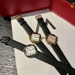 卡地亚新款 1972年推出的原型表款已被纳入卡地亚典藏，鹅卵石般的圆润表壳将圆形（表壳）与方形（表盘）巧妙相融，呈现简约优雅美感。作为卡地亚制表历史的里程碑之作，这些杰作在造型腕表领域拥有过人造诣，深受腕表爱好者的追捧，珍罕程度与日俱增。方型罗马数字时标，内圈的轨道作为识别具体时间的刻度，指针采用蓝钢剑针，圆珠型表冠上面镶嵌着蓝色合成宝石。无数次的交手，才能做到分毫无差！进口牛皮表带都是经过精挑细选的皮质  颜色纹路同正品一毛一样  生活防水30米