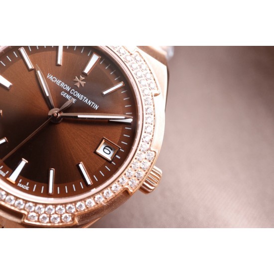 实拍【Vacheron Constantin江诗丹顿】纵横四海系列OVERSEAS女款小号型钢带款——一款极具魅力和旅行精神的女性腕表【表壳】直径36mm适合大部分女性佩戴,84颗圆形切割施华洛水更是钻璀璨夺目 【表盘】简约的大三针设计 旭日纹缎面拉丝的工艺处理 深邃优雅 时标均带白色夜光涂层 【机芯】CITIZEN8系列改Cal.5300机芯(机芯稳定零返修 ) 原装18k纳米镀金质摆陀 实拍【Vacheron Constantin江诗丹顿】纵横四海系列OVERSEAS女款小号型钢带款——一款极具魅力和旅行精神的女性腕表【表壳】直径36mm适合大部分女性佩戴,84颗圆形切割施华洛水更是钻璀璨夺目 【表盘】简约的大三针设计 旭日纹缎面拉丝的工艺处理 深邃优雅 时标均带白色夜光涂层 【机芯】CITIZEN8系列改Cal.5300机芯(机芯稳定零返修 ) 原装18k纳米镀金质摆陀