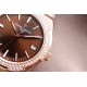 实拍【Vacheron Constantin江诗丹顿】纵横四海系列OVERSEAS女款小号型钢带款——一款极具魅力和旅行精神的女性腕表【表壳】直径36mm适合大部分女性佩戴,84颗圆形切割施华洛水更是钻璀璨夺目 【表盘】简约的大三针设计 旭日纹缎面拉丝的工艺处理 深邃优雅 时标均带白色夜光涂层 【机芯】CITIZEN8系列改Cal.5300机芯(机芯稳定零返修 ) 原装18k纳米镀金质摆陀 实拍【Vacheron Constantin江诗丹顿】纵横四海系列OVERSEAS女款小号型钢带款——一款极具魅力和旅行精神的女性腕表【表壳】直径36mm适合大部分女性佩戴,84颗圆形切割施华洛水更是钻璀璨夺目 【表盘】简约的大三针设计 旭日纹缎面拉丝的工艺处理 深邃优雅 时标均带白色夜光涂层 【机芯】CITIZEN8系列改Cal.5300机芯(机芯稳定零返修 ) 原装18k纳米镀金质摆陀
