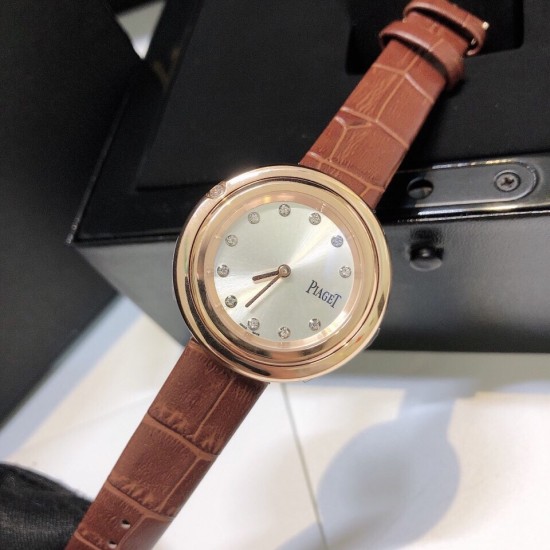 实拍 伯爵-PIAGET 女士腕表 瑞士石英机芯 316L精钢表壳 真牛皮表带 尺寸34*8mm 蓝宝石玻璃镜面 简约的设计,大胆而多彩的配色,以及旋转表圈是伯爵品牌 Possession腕表的特质所在。通过品牌制表师们天马星空的创意,将各个亮色的表带与贵金属、钻石、精钢材质相融,通过圆形盘面的演绎,令全新的 Possession腕表越发闪耀夺目,给人眼前一亮之感。 实拍 伯爵-PIAGET 女士腕表 瑞士石英机芯 316L精钢表壳 真牛皮表带 尺寸34*8mm 蓝宝石玻璃镜面 简约的设计,大胆而多彩的配色,以及旋转表圈是伯爵品牌 Possession腕表的特质所在。通过品牌制表师们天马星空的创意,将各个亮色的表带与贵金属、钻石、精钢材质相融,通过圆形盘面的演绎,令全新的 Possession腕表越发闪耀夺目,给人眼前一亮之感。
