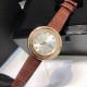 实拍 伯爵-PIAGET 女士腕表 瑞士石英机芯 316L精钢表壳 真牛皮表带 尺寸34*8mm 蓝宝石玻璃镜面 简约的设计,大胆而多彩的配色,以及旋转表圈是伯爵品牌 Possession腕表的特质所在。通过品牌制表师们天马星空的创意,将各个亮色的表带与贵金属、钻石、精钢材质相融,通过圆形盘面的演绎,令全新的 Possession腕表越发闪耀夺目,给人眼前一亮之感。 实拍 伯爵-PIAGET 女士腕表 瑞士石英机芯 316L精钢表壳 真牛皮表带 尺寸34*8mm 蓝宝石玻璃镜面 简约的设计,大胆而多彩的配色,以及旋转表圈是伯爵品牌 Possession腕表的特质所在。通过品牌制表师们天马星空的创意,将各个亮色的表带与贵金属、钻石、精钢材质相融,通过圆形盘面的演绎,令全新的 Possession腕表越发闪耀夺目,给人眼前一亮之感。