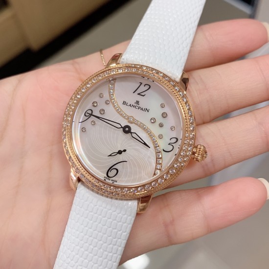 实拍 AW厂 Blancpain-宝珀女装系列复杂功能腕表共镶有152颗美钻。其中的108颗钻石镶嵌于36.8毫米的红金表壳之上。钻石紧密交织为两圈,错落有致,与品牌的标志性双层表圈设计相互呼应。表冠上亦镶有精致美钻,尽现腕表的华美雅致 实拍 AW厂 Blancpain-宝珀女装系列复杂功能腕表共镶有152颗美钻。其中的108颗钻石镶嵌于36.8毫米的红金表壳之上。钻石紧密交织为两圈,错落有致,与品牌的标志性双层表圈设计相互呼应。表冠上亦镶有精致美钻,尽现腕表的华美雅致