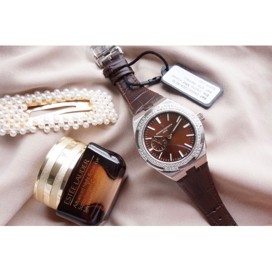 Vacheron Constantin江诗丹顿纵横四海系列OVERSEAS女款小号型2300v/2305v【表壳】表径3610.8mm 同步原装 质感细腻大方 蓝宝石镜面【字面】表盘经旭日纹缎面拉丝工艺处理 深邃优雅 18k金时标均带白色夜光涂层【机芯】CITIZEN8系列改Cal.5300机芯(机芯稳定零返修 )后原装18k纳米镀金质摆陀【表带扣】半马其他十字三片折叠式表扣 进口牛皮表带越欣赏 越懂欣赏 Vacheron Constantin江诗丹顿纵横四海系列OVERSEAS女款小号型2300v/2305v【表壳】表径3610.8mm 同步原装 质感细腻大方 蓝宝石镜面【字面】表盘经旭日纹缎面拉丝工艺处理 深邃优雅 18k金时标均带白色夜光涂层【机芯】CITIZEN8系列改Cal.5300机芯(机芯稳定零返修 )后原装18k纳米镀金质摆陀【表带扣】半马其他十字三片折叠式表扣 进口牛皮表带越欣赏 越懂欣赏