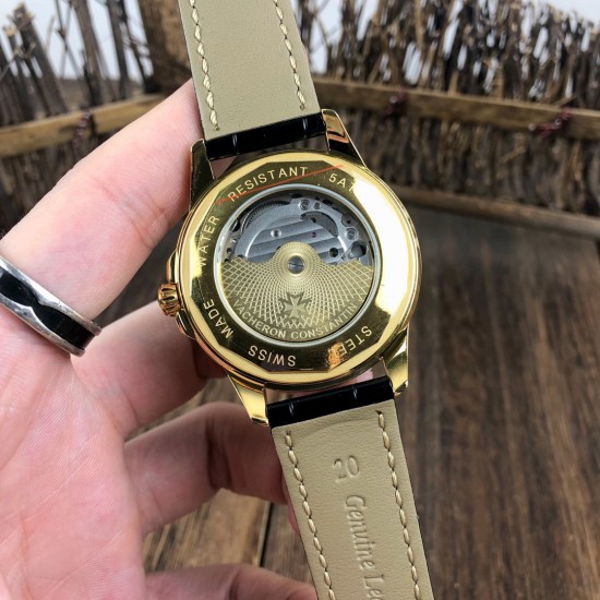 【 VACHERON CONSTANTIN 】江诗丹顿 贵族的艺术品!搭配进口机芯(0返修)台湾厂进口316精钢塑造!字面采用3D油压鱼鳞纹技术,立体感十足,搭配意大利进口小牛皮!耗时6个月打造壳身 堪称完美无缺,尺寸41mm。耐磨防刮蓝宝石双卜玻璃!超强防水50米!江诗丹顿历经风雨一直以来都是销量冠军,独特而奢华的设计风格广受好评,是成功魅力人士的首选,怒荐! 【 VACHERON CONSTANTIN 】江诗丹顿 贵族的艺术品!搭配进口机芯(0返修)台湾厂进口316精钢塑造!字面采用3D油压鱼鳞纹技术,立体感十足,搭配意大利进口小牛皮!耗时6个月打造壳身 堪称完美无缺,尺寸41mm。耐磨防刮蓝宝石双卜玻璃!超强防水50米!江诗丹顿历经风雨一直以来都是销量冠军,独特而奢华的设计风格广受好评,是成功魅力人士的首选,怒荐!