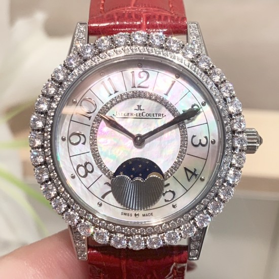 实拍 积家-Jaeger-LeCoultre DAZZLING RENDEZ- VOUS MOON约会系列月相珠宝腕表月之女神,是浪漫与柔美的象征,她掌管着大自然中的潮起潮落和季节更替,是艺术家与诗人们的灵感源泉,在温润莹亮的白色珍珠母贝映衬下,晶莹璀璨的钻石散发出夜空般的静谧之美,表圈镶嵌108颗 钻石,组成两个环绕表壳的同心圆。由36颗以爪镶工艺镶嵌的 钻石组成的外圈,为光芒闪耀的表圈营造出轻盈美妙的质感,尺寸36mm的精钢表壳搭配进口瑞士石英,采用蓝宝石水晶玻璃。 实拍 积家-Jaeger-LeCoultre DAZZLING RENDEZ- VOUS MOON约会系列月相珠宝腕表月之女神,是浪漫与柔美的象征,她掌管着大自然中的潮起潮落和季节更替,是艺术家与诗人们的灵感源泉,在温润莹亮的白色珍珠母贝映衬下,晶莹璀璨的钻石散发出夜空般的静谧之美,表圈镶嵌108颗 钻石,组成两个环绕表壳的同心圆。由36颗以爪镶工艺镶嵌的 钻石组成的外圈,为光芒闪耀的表圈营造出轻盈美妙的质感,尺寸36mm的精钢表壳搭配进口瑞士石英,采用蓝宝石水晶玻璃。