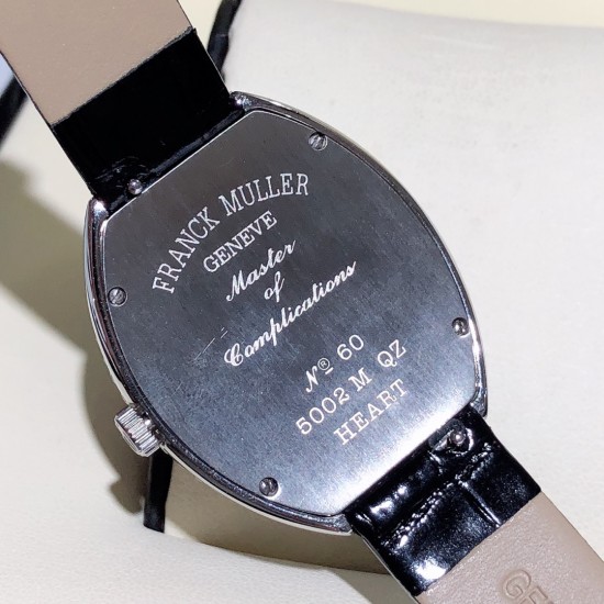 法兰克穆勒-FRANCK MULLER(FM),LADIESCOLLECTION系列,瑞士石英机芯,蓝宝石水晶玻璃,进口意大利牛皮制作仿真鳄鱼皮,光泽度饱满,316精钢镀14k金镶钻,尺寸34x39.5mm、厚度:8.5mm。 法兰克穆勒-FRANCK MULLER(FM),LADIESCOLLECTION系列,瑞士石英机芯,蓝宝石水晶玻璃,进口意大利牛皮制作仿真鳄鱼皮,光泽度饱满,316精钢镀14k金镶钻,尺寸34x39.5mm、厚度:8.5mm。