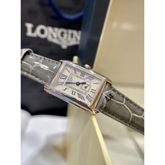 LA厂出品 浪琴表黛绰维纳20.80 X 32.00mm 石英女士腕表!正品原装机芯L178石英机芯!拥有低电量提醒功能!石英机芯没电了秒针会四秒一跳!这个时候就需要换电池啦!浪琴排名皇后级别的当属黛绰维纳系列女表 以意大利语中的Dolce Vita为名 寓意甜美生活 寓意意式生活邂逅现代浪漫 通过几何线条与柔美曲线塑造出现代优雅与妩媚姿态 银色表盘的雕花、以及蓝钢指针等精致细节都烘托出佩戴者纯正的优雅与贵气 ! LA厂出品 浪琴表黛绰维纳20.80 X 32.00mm 石英女士腕表!正品原装机芯L178石英机芯!拥有低电量提醒功能!石英机芯没电了秒针会四秒一跳!这个时候就需要换电池啦!浪琴排名皇后级别的当属黛绰维纳系列女表 以意大利语中的Dolce Vita为名 寓意甜美生活 寓意意式生活邂逅现代浪漫 通过几何线条与柔美曲线塑造出现代优雅与妩媚姿态 银色表盘的雕花、以及蓝钢指针等精致细节都烘托出佩戴者纯正的优雅与贵气 !