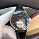 积家(Jaeger-LeCoultre)6字位置置设陀飞轮装置,表盘的设计简约,沉稳,表盘镶贴了立体锥形的时标刻度 腕表表壳采用42mm! 积家(Jaeger-LeCoultre)6字位置置设陀飞轮装置,表盘的设计简约,沉稳,表盘镶贴了立体锥形的时标刻度 腕表表壳采用42mm!