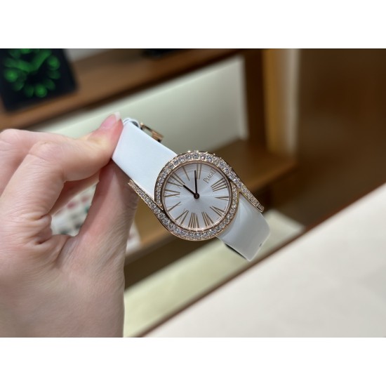 伯爵69Limelight Gala腕表超级版 正品级腕表尺寸32mm有鳄鱼皮表带,绢丝表带,牛皮表带可选运用一流的壳套打磨工艺,诠释伯爵优雅气质。表扣细节工艺,搭配施华洛世奇水钻,偶然一亮,清新脱俗。采用定制版瑞士石英机芯,续航给力,走时稳健,零返修。镶饰60颗明亮式切割钻(约0.92克拉)。表扣镶饰单颗明亮式切割施华洛世奇水钻(约0.01克拉)动人线条衬托优雅气质 伯爵69Limelight Gala腕表超级版 正品级腕表尺寸32mm有鳄鱼皮表带,绢丝表带,牛皮表带可选运用一流的壳套打磨工艺,诠释伯爵优雅气质。表扣细节工艺,搭配施华洛世奇水钻,偶然一亮,清新脱俗。采用定制版瑞士石英机芯,续航给力,走时稳健,零返修。镶饰60颗明亮式切割钻(约0.92克拉)。表扣镶饰单颗明亮式切割施华洛世奇水钻(约0.01克拉)动人线条衬托优雅气质
