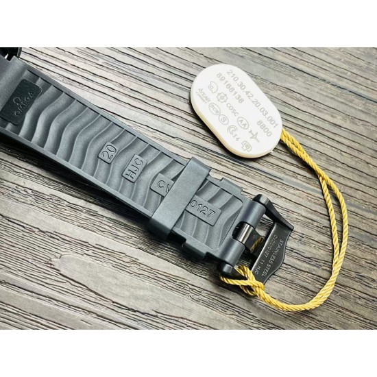 OMEGA 欧米茄【墨黑海马,桀骜登场】新品海马系列300米。表圈、波纹图案表盘均采用黑色氧化锆1Zr021陶瓷制成。镂空指针及12点位的圆点,均覆有Super-LumiNova夜光涂层。机芯的运转美态清晰可见。透过采用波纹边缘设计的蓝宝石玻璃表背,可以欣赏到8806机芯! OMEGA 欧米茄【墨黑海马,桀骜登场】新品海马系列300米。表圈、波纹图案表盘均采用黑色氧化锆1Zr021陶瓷制成。镂空指针及12点位的圆点,均覆有Super-LumiNova夜光涂层。机芯的运转美态清晰可见。透过采用波纹边缘设计的蓝宝石玻璃表背,可以欣赏到8806机芯!