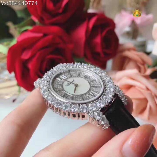 商品编号:384140774萧邦 LHEURE DU DIAMANT MEDIUM OVAL 此款LHeure du Diamant 椭圆形切割贝壳雕纹镶钻表盘 环以点缀钻石的表圈 优雅气韵 时尚风格和萧邦精湛的手工艺尽显无遗 光华耀目商品规格:默认规格 商品编号:384140774萧邦 LHEURE DU DIAMANT MEDIUM OVAL 此款LHeure du Diamant 椭圆形切割贝壳雕纹镶钻表盘 环以点缀钻石的表圈 优雅气韵 时尚风格和萧邦精湛的手工艺尽显无遗 光华耀目商品规格:默认规格