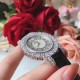 商品编号:384140774萧邦 LHEURE DU DIAMANT MEDIUM OVAL 此款LHeure du Diamant 椭圆形切割贝壳雕纹镶钻表盘 环以点缀钻石的表圈 优雅气韵 时尚风格和萧邦精湛的手工艺尽显无遗 光华耀目商品规格:默认规格 商品编号:384140774萧邦 LHEURE DU DIAMANT MEDIUM OVAL 此款LHeure du Diamant 椭圆形切割贝壳雕纹镶钻表盘 环以点缀钻石的表圈 优雅气韵 时尚风格和萧邦精湛的手工艺尽显无遗 光华耀目商品规格:默认规格
