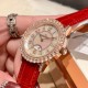 实拍 积家-Jaeger-LeCoultre DAZZLING RENDEZ- VOUS MOON约会系列月相珠宝腕表月之女神,是浪漫与柔美的象征,她掌管着大自然中的潮起潮落和季节更替,是艺术家与诗人们的灵感源泉,在温润莹亮的白色珍珠母贝映衬下,晶莹璀璨的钻石散发出夜空般的静谧之美,表圈镶嵌108颗钻石,组成两个环绕表壳的同心圆。由36颗以爪镶工艺镶嵌的钻石组成的外圈,为光芒闪耀的表圈营造出轻盈美妙的质感,尺寸36mm的精钢表壳搭配进口瑞士石英,采用蓝宝石水晶玻璃。 实拍 积家-Jaeger-LeCoultre DAZZLING RENDEZ- VOUS MOON约会系列月相珠宝腕表月之女神,是浪漫与柔美的象征,她掌管着大自然中的潮起潮落和季节更替,是艺术家与诗人们的灵感源泉,在温润莹亮的白色珍珠母贝映衬下,晶莹璀璨的钻石散发出夜空般的静谧之美,表圈镶嵌108颗钻石,组成两个环绕表壳的同心圆。由36颗以爪镶工艺镶嵌的钻石组成的外圈,为光芒闪耀的表圈营造出轻盈美妙的质感,尺寸36mm的精钢表壳搭配进口瑞士石英,采用蓝宝石水晶玻璃。