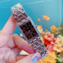 最新升级，浪琴表黛绰维纳系列石英女士腕表。浪琴排名皇后级别的当属黛绰维纳系列女表 以意大利语中的Dolce Vita为名 寓意甜美生活 寓意意式生活邂逅现代浪漫 通过几何线条与柔美曲线塑造出现代优雅与妩媚姿态 银色表盘的雕花、以及蓝钢指针等精致细节都烘托出佩戴者纯正的优雅与贵气！
