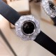实拍 七夕好礼 PIAGET伯爵 Limelight非凡珍品腕表系列 表壳直径为33mm ,电镀白金,瑞士朗达石英机芯 。手表表壳由花瓣造型上镶嵌112颗特制切割方形钻石于表圈 彰显奢华 蓝宝石水晶镜面 搭配绸缎丝绢皮。这不仅是一款非凡的腕表,更堪称一件珠宝工艺杰作,完美结合创意 打破常规的切割,彰显着珠宝腕表的优雅魅力 实拍 七夕好礼 PIAGET伯爵 Limelight非凡珍品腕表系列 表壳直径为33mm ,电镀白金,瑞士朗达石英机芯 。手表表壳由花瓣造型上镶嵌112颗特制切割方形钻石于表圈 彰显奢华 蓝宝石水晶镜面 搭配绸缎丝绢皮。这不仅是一款非凡的腕表,更堪称一件珠宝工艺杰作,完美结合创意 打破常规的切割,彰显着珠宝腕表的优雅魅力