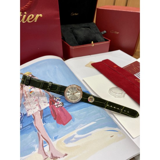 最新配色“牛油果绿” 卡地亚新款白气球系列,44颗小钻 18k金电镀 蓝宝石水晶玻璃镜面 绿色鳄鱼皮表带更衬玫瑰金的光泽,精致耐看,表盘尺寸30,不大不小的尺寸,适合大部分美女,剑形镀金指针 4点钟位置镶嵌施华洛世奇明亮式切割圆钻 支持专柜对比,送礼首选,非人为损坏免费保修。 最新配色“牛油果绿” 卡地亚新款白气球系列,44颗小钻 18k金电镀 蓝宝石水晶玻璃镜面 绿色鳄鱼皮表带更衬玫瑰金的光泽,精致耐看,表盘尺寸30,不大不小的尺寸,适合大部分美女,剑形镀金指针 4点钟位置镶嵌施华洛世奇明亮式切割圆钻 支持专柜对比,送礼首选,非人为损坏免费保修。