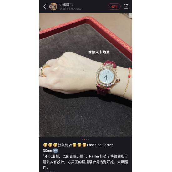 2022情人节首推[玫瑰]卡地亚新款Pasha 帕莎系列 全新直径30mm ，设计别具一格 “不以规矩，也能各现方圆” 圆中见方，方形分钟轨搭配圆润表盘对立元素巧妙演绎和谐美感，全新镶嵌表冠，短链固定旋入式表冠盖，隐藏一颗蓝色尖晶石，尽显匠心格调。35毫米表款（女款中号）30毫米表款（超Q女款小号）进口瑞士石英机芯，316L精钢表壳，意大利小牛皮表带，淬火钢蓝指针，蓝宝石水晶镜面。