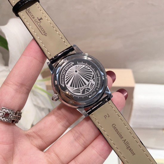 实拍 积家-Jaeger-LeCoultre DAZZLING RENDEZ- VOUS MOON约会系列月相珠宝腕表月之女神,是浪漫与柔美的象征,她掌管着大自然中的潮起潮落和季节更替,是艺术家与诗人们的灵感源泉,在温润莹亮的白色珍珠母贝映衬下,晶莹璀璨的钻石散发出夜空般的静谧之美,表圈镶嵌108颗 钻石,组成两个环绕表壳的同心圆。由36颗以爪镶工艺镶嵌的 钻石组成的外圈,为光芒闪耀的表圈营造出轻盈美妙的质感,尺寸36mm的精钢表壳搭配进口瑞士石英,采用蓝宝石水晶玻璃。 实拍 积家-Jaeger-LeCoultre DAZZLING RENDEZ- VOUS MOON约会系列月相珠宝腕表月之女神,是浪漫与柔美的象征,她掌管着大自然中的潮起潮落和季节更替,是艺术家与诗人们的灵感源泉,在温润莹亮的白色珍珠母贝映衬下,晶莹璀璨的钻石散发出夜空般的静谧之美,表圈镶嵌108颗 钻石,组成两个环绕表壳的同心圆。由36颗以爪镶工艺镶嵌的 钻石组成的外圈,为光芒闪耀的表圈营造出轻盈美妙的质感,尺寸36mm的精钢表壳搭配进口瑞士石英,采用蓝宝石水晶玻璃。