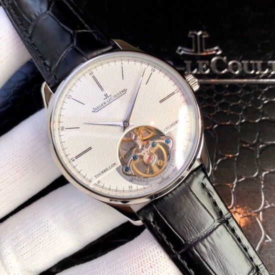 积家(Jaeger-LeCoultre)男士腕表,6字位置置设陀飞轮装置,精美的摆轮与擒纵轮不断的摆动,表盘镶贴了立体锥形的时标刻度 腕表采用42mm精钢材质! 积家(Jaeger-LeCoultre)男士腕表,6字位置置设陀飞轮装置,精美的摆轮与擒纵轮不断的摆动,表盘镶贴了立体锥形的时标刻度 腕表采用42mm精钢材质!