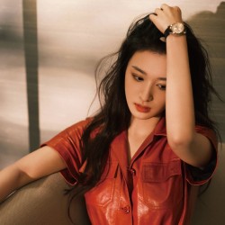 演员@-王楚然- 佩戴全新#ChopardHappySport#系列33毫米腕表参加@SuperELLE欣漾 #SuperELLE风格由我#盛典。自由演绎青春风尚，腕间轻舞灵动格调。