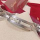 实拍 GF最强女表系列——卡地亚猎豹Panthre de Cartier。华丽而不羁,是Panthre de Cartier猎豹所传达的美学风格。它线条流畅,魅惑动人,柔软服帖于腕间,宛若在肌肤上翩翩起舞。独特的造型彰显成熟优雅、自信动人的女性形象。GF工厂以精湛技艺,原装开模,打造出与正品无异的精美流线表耳,与表壳一体成型。搭载瑞士朗达石英机芯,316L精钢壳套,尺寸:27 x 37毫米,厚度:6毫米,镀银表盘,剑形蓝钢指针,100%三度防水。搭配专柜旅行包装物料。 实拍 GF最强女表系列——卡地亚猎豹Panthre de Cartier。华丽而不羁,是Panthre de Cartier猎豹所传达的美学风格。它线条流畅,魅惑动人,柔软服帖于腕间,宛若在肌肤上翩翩起舞。独特的造型彰显成熟优雅、自信动人的女性形象。GF工厂以精湛技艺,原装开模,打造出与正品无异的精美流线表耳,与表壳一体成型。搭载瑞士朗达石英机芯,316L精钢壳套,尺寸:27 x 37毫米,厚度:6毫米,镀银表盘,剑形蓝钢指针,100%三度防水。搭配专柜旅行包装物料。
