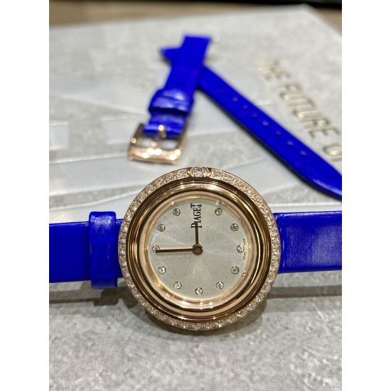 全网女生听我的!买它…❤️。 伯爵“时来运转”顶级奢侈品入门款精致的 29mm尺寸大小!第一眼看到它的时候我一眼就中,首先是外观设计足够百搭,➕上外层一圈可来回转动 很有寓意、一起“转动,遇见非凡”。上手很秀气,彩色鳄鱼皮可轻松拆卸 看上去就高端,机芯采用瑞士进口石英机芯,螺旋式表圈316L精钢打磨抛光 表面光亮如镜、表盘内圈钻石刻度 11颗⭕️圆形美钻(约0.07克拉)外圈一颗圆形美钻(约0.05克拉) 全网女生听我的!买它…❤️。 伯爵“时来运转”顶级奢侈品入门款精致的 29mm尺寸大小!第一眼看到它的时候我一眼就中,首先是外观设计足够百搭,➕上外层一圈可来回转动 很有寓意、一起“转动,遇见非凡”。上手很秀气,彩色鳄鱼皮可轻松拆卸 看上去就高端,机芯采用瑞士进口石英机芯,螺旋式表圈316L精钢打磨抛光 表面光亮如镜、表盘内圈钻石刻度 11颗⭕️圆形美钻(约0.07克拉)外圈一颗圆形美钻(约0.05克拉)