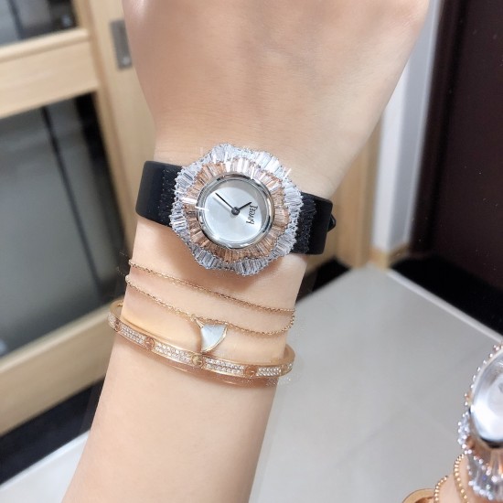 实拍 七夕好礼 PIAGET伯爵 Limelight非凡珍品腕表系列 表壳直径为33mm ,电镀白金,瑞士朗达石英机芯 。手表表壳由花瓣造型上镶嵌112颗特制切割方形钻石于表圈 彰显奢华 蓝宝石水晶镜面 搭配绸缎丝绢皮。这不仅是一款非凡的腕表,更堪称一件珠宝工艺杰作,完美结合创意 打破常规的切割,彰显着珠宝腕表的优雅魅力 实拍 七夕好礼 PIAGET伯爵 Limelight非凡珍品腕表系列 表壳直径为33mm ,电镀白金,瑞士朗达石英机芯 。手表表壳由花瓣造型上镶嵌112颗特制切割方形钻石于表圈 彰显奢华 蓝宝石水晶镜面 搭配绸缎丝绢皮。这不仅是一款非凡的腕表,更堪称一件珠宝工艺杰作,完美结合创意 打破常规的切割,彰显着珠宝腕表的优雅魅力