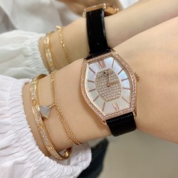 实拍 江诗丹顿-Vacheron Constantin 作为世界上历史悠久的钟表制造商从未停止生产，秉承悉力以赴，精益求精的品牌座右铭，其中有一款-Malte系列25530/000R-9742，经典酒桶型婉表，防磨水晶镜面，内部经反光处理，配置瑞士原装石英机芯，尺寸28.40*38.67毫米，厚度7.28毫米。表壳电镀18K白金/玫瑰金，表带有布绢带，牛皮带两种选择，针扣配带.市面最高版本，你值得拥有！