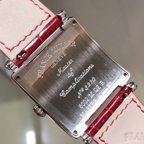 实拍 Z6新品 法兰克穆勒Master Square™ 系列女士腕表(尺寸32.732.7mm)瑞士原装朗达石英机芯,CNC数控精雕成型,鳄鱼纹表带舒适贴手 几何形状的纯粹与线条的对称赋予该系列完美的平衡设计。优雅而精致的轮廓,以其时尚和个性绽放于女士们的手腕之上。 官方 实拍 Z6新品 法兰克穆勒Master Square™ 系列女士腕表(尺寸32.732.7mm)瑞士原装朗达石英机芯,CNC数控精雕成型,鳄鱼纹表带舒适贴手 几何形状的纯粹与线条的对称赋予该系列完美的平衡设计。优雅而精致的轮廓,以其时尚和个性绽放于女士们的手腕之上。 官方