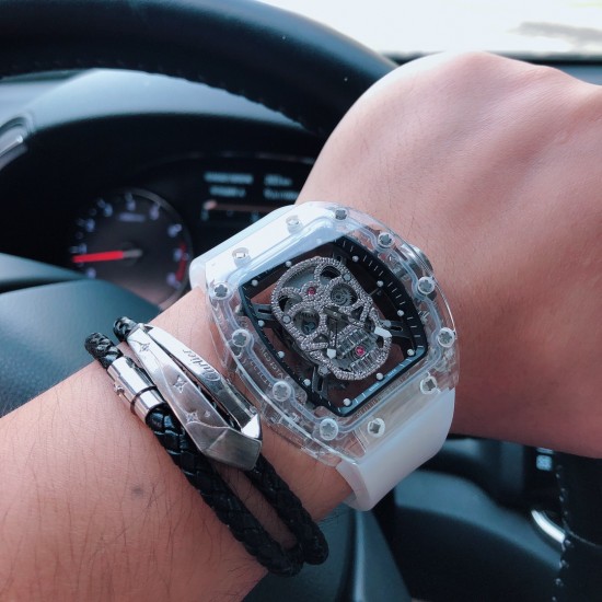 SJ出品 理查德米勒【RICHARD MILLE】J11 采用最新玻璃透明壳 最新升級特别版 RM052 鬼头经典传奇 永不落后 镂空骷髅头腕表.骷髅头轮廓突出,造型霸气不羁,具有震撼人心的魅力。搭配艳耀色彩的橡胶轻便表带,更拉风,更前卫。缤纷盛夏,换上短袖T恤的你,腕间搭上霸气十足的表款 彰显个性十足的气质 天然植物橡胶表带 霸气的尺寸43x50mm ,三杰精致推荐男士机械腕表 SJ为你精心挑选超真实实物图拍摄 SJ出品 理查德米勒【RICHARD MILLE】J11 采用最新玻璃透明壳 最新升級特别版 RM052 鬼头经典传奇 永不落后 镂空骷髅头腕表.骷髅头轮廓突出,造型霸气不羁,具有震撼人心的魅力。搭配艳耀色彩的橡胶轻便表带,更拉风,更前卫。缤纷盛夏,换上短袖T恤的你,腕间搭上霸气十足的表款 彰显个性十足的气质 天然植物橡胶表带 霸气的尺寸43x50mm ,三杰精致推荐男士机械腕表 SJ为你精心挑选超真实实物图拍摄