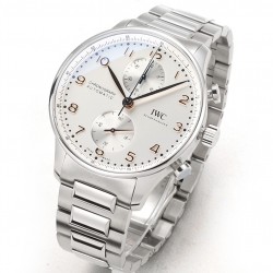 V6S新品，IWC万国表为其经典全新葡萄牙系列计时腕表推出首款精钢表链款式。IWC万国表首次为这款经典时计系列腕表配备精钢表链，令IWC万国表葡萄牙系列计时腕表更添几分灵活随性。表链经过抛光与拉丝工艺修饰，精密入微，优美雅致；蝴蝶式折叠表扣赋予其符合人体工学的贴心设计，细腻贴合手腕，佩戴无比舒适。配备精钢表链的全新表款采用精钢表壳，腕表内部搭载IWC万国表自制69355型计时机芯，坚固而精准，采用经典导柱轮设计，透过蓝宝石玻璃表背可纵览机芯风采。高效双向棘爪上链系统提供46小时动力储备。
